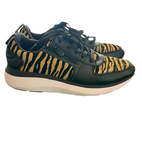 Vionic Black and Tan Sneakers with Athletic Silhouette - Picture 2 of 8